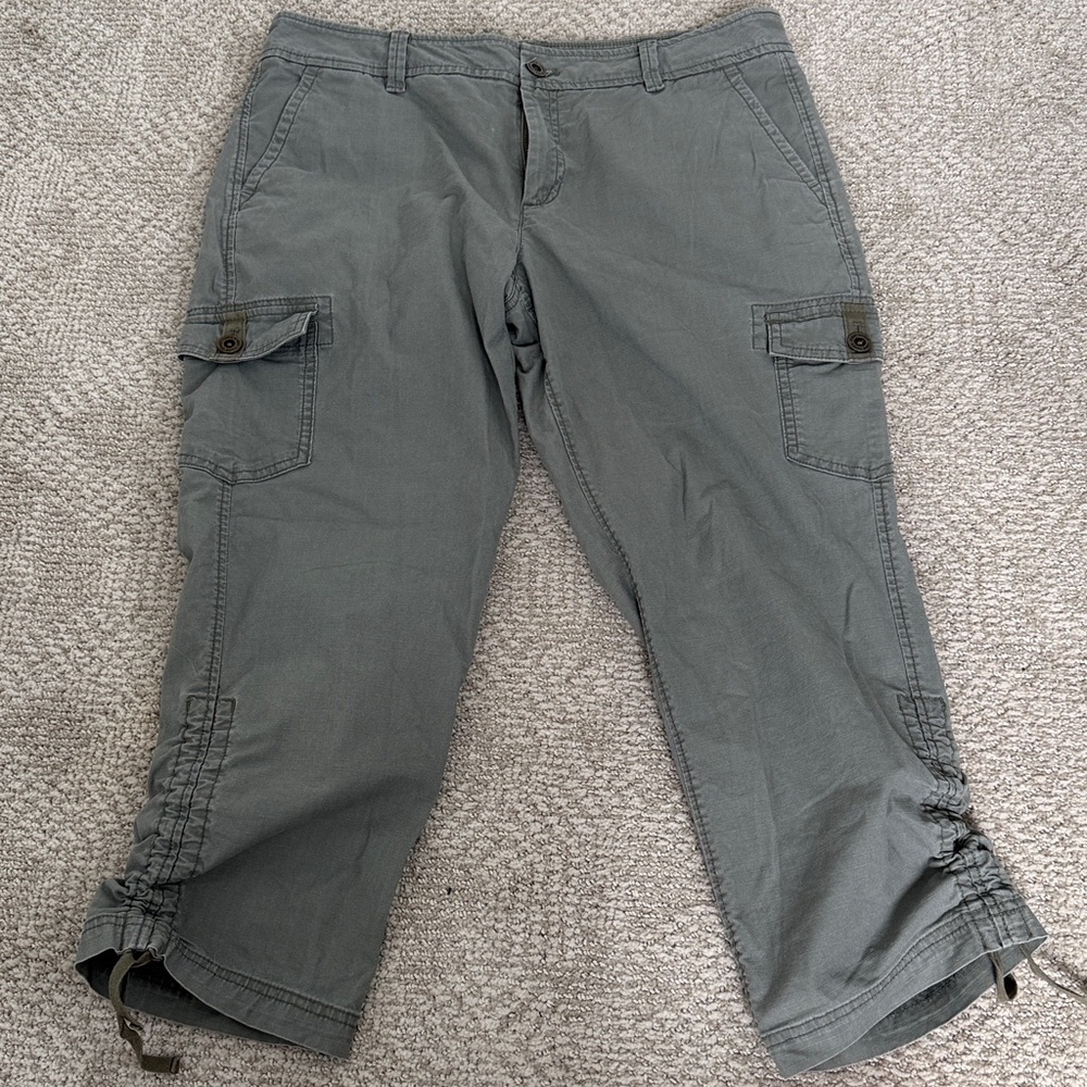 Eddie Bauer Women’s Khaki Capri - 10